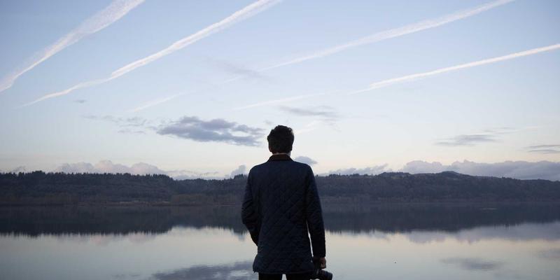 双峰木业：解析高端别墅实木楼梯与护墙板系统的定制艺术