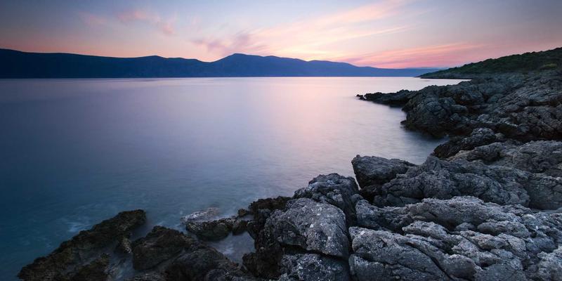 双峰木业高端家具定制：实木书柜如何承载知识重量、智慧分类与艺术光感