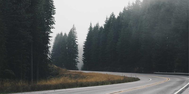 未来主义设计与永恒质感：双峰木业解读高端实木餐桌的终身使用指南